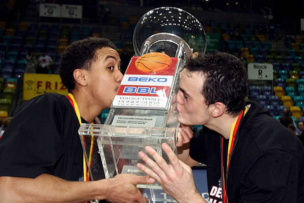 中场低迷的 中场低迷的